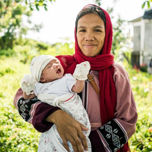 Mor holder datteren sin, Filippinene