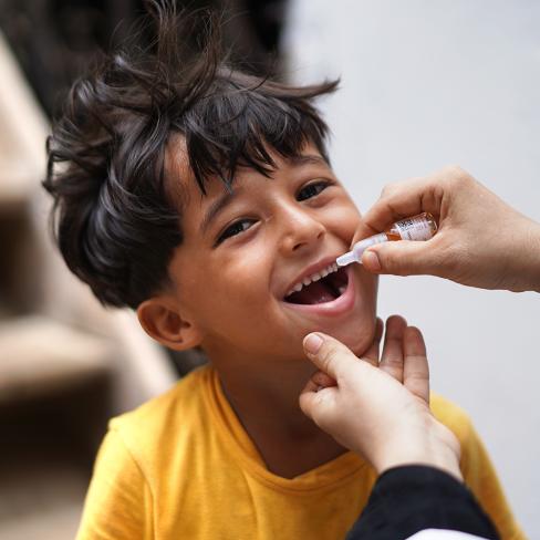 En gutt får poliovaksine, Jemen