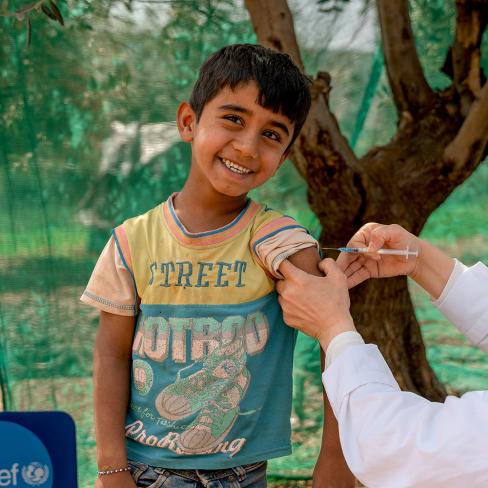 En gutt får satt en vaksine av helsepersonell, Jordan