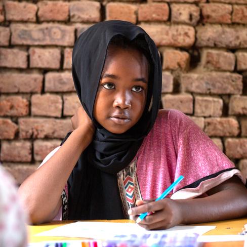 Ei jente sitter og skriver, Sudan