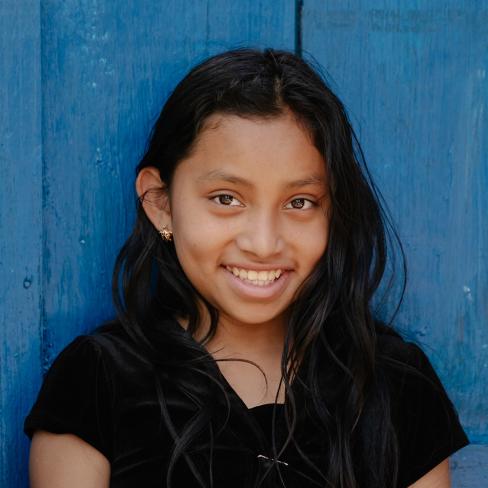 En jente smiler mot kamera, Guatemala