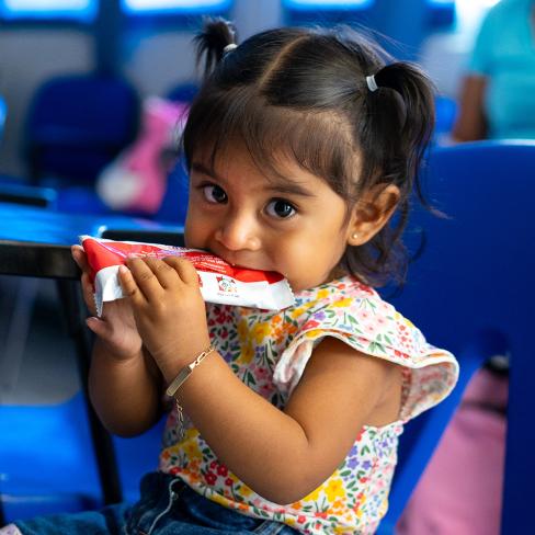 Jente som får nødmatpakke