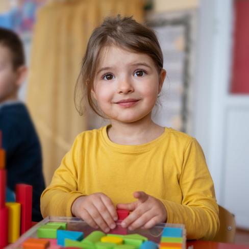 Jente på lekerom i Ukraina