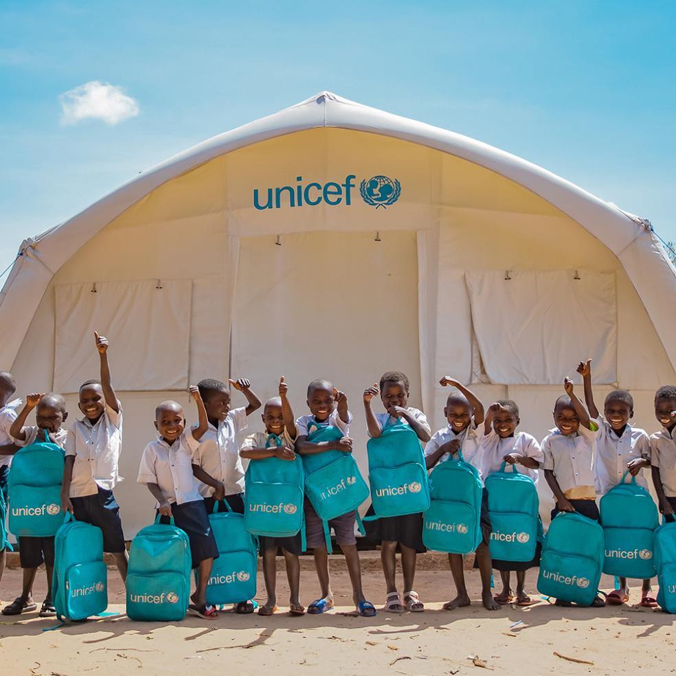 Stort Unicef-telt med mennesker foran