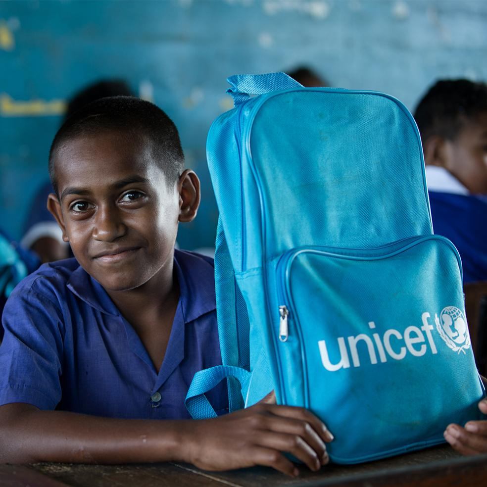 Gutt med skolesekk fra Unicef