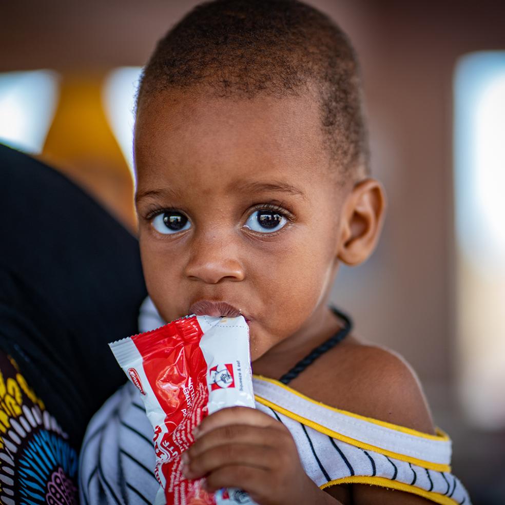 Et barn spiser en nødmatpakke, Mali