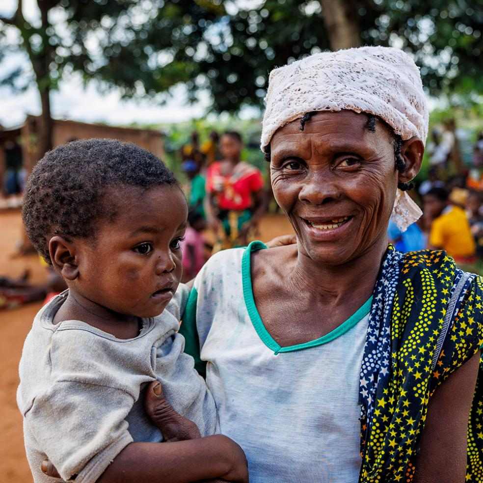 En bestemor holder barnebarnet sitt, Mosambik