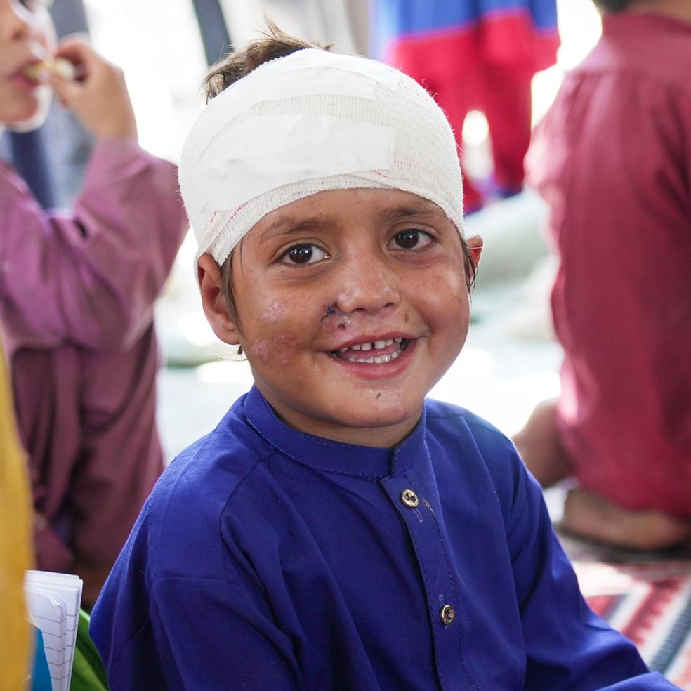 En gutt har fått behandling etter et jordskjelv, Afghanistan