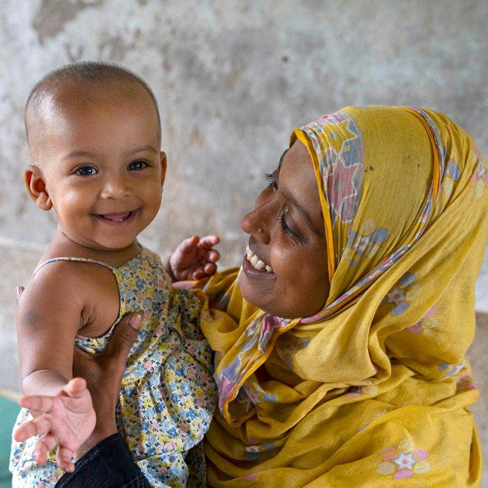 En mor holder barnet sitt, Bangladesh