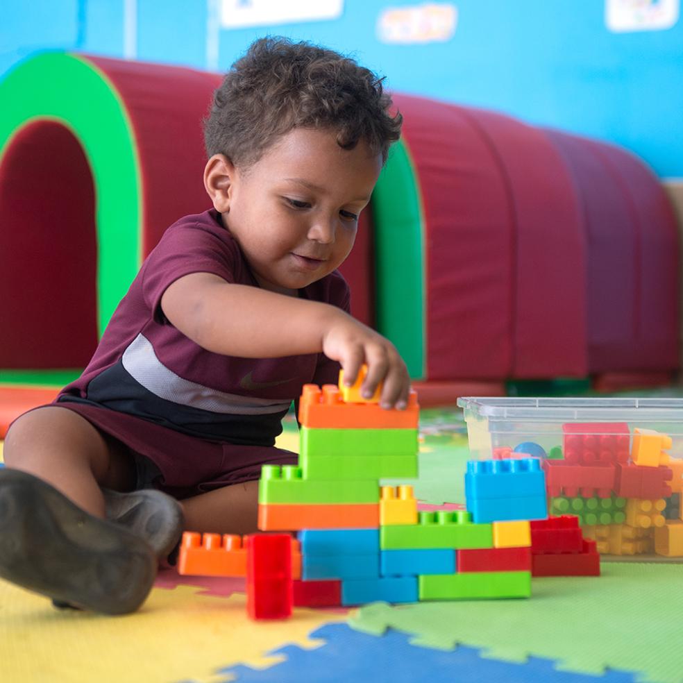 En gutt leker med klosser, Peru