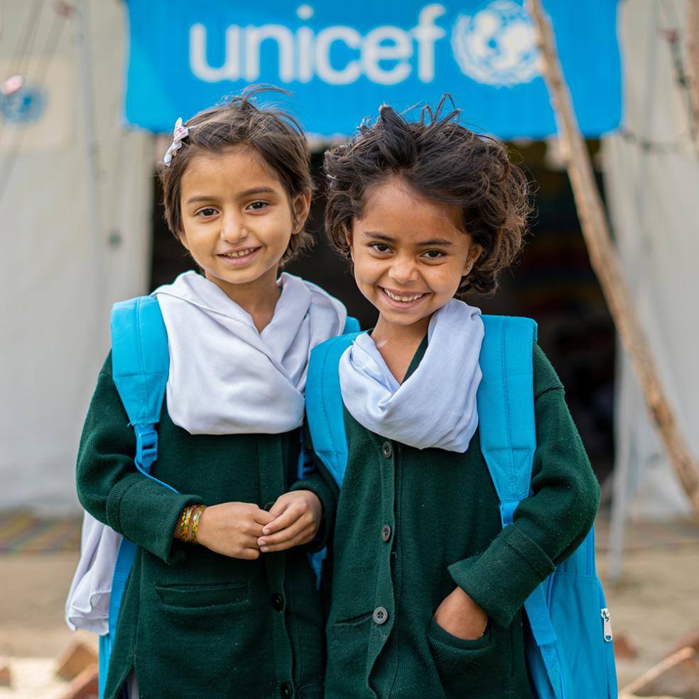 To jenter på skolen