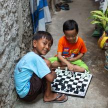 To barn spiller sjakk