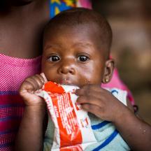 Lite barn spiser nødmatpakke fra Unicef