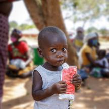 Underernært barn med nødmat fra Unicef
