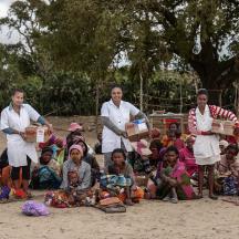 Helsearbeidere og barn med nødmat fra Unicef