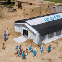 Stort skoletelt fra Unicef med barn rundt