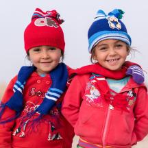 To barn med varme klær på seg