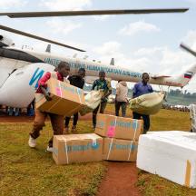 Folk laster nødhjelp fra Unicef ut av et fly