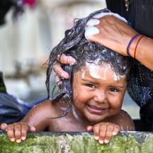 Et lite barn blir vasket med såpe, Panama