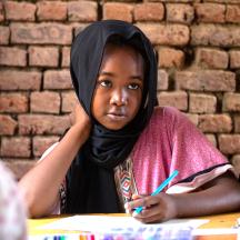 Ei jente sitter og skriver, Sudan