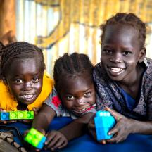 Tre barn holder byggeklosser, Etiopia
