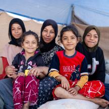 En familie sitter i et telt, Libanon