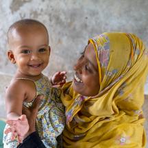 En mor holder barnet sitt, Bangladesh
